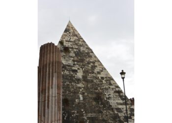 Proiettate su Piramide Cestia e Palazzo della Fao