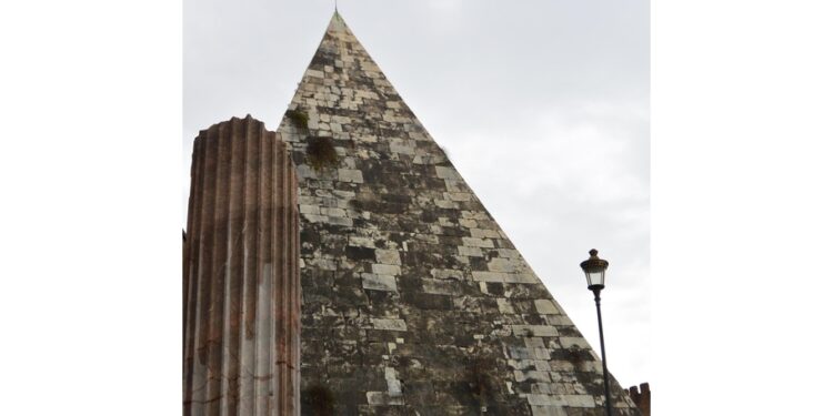 Proiettate su Piramide Cestia e Palazzo della Fao