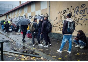 Ieri l'allarme della Cgil per le lunghe code davanti a questura