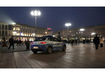 In piazza Duomo a Milano. Complice è fuggito