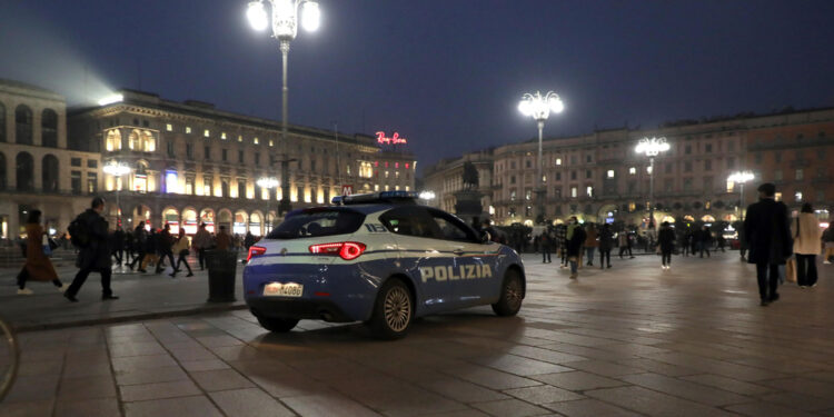 In piazza Duomo a Milano. Complice è fuggito