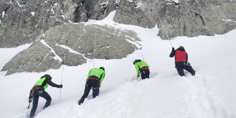 Continuano le ricerche via terra per trovare l'altro alpinista