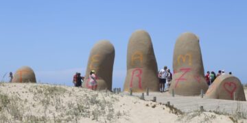 Una trentenne ha scritto 'Ti Amo CR7' sull'iconica scultura