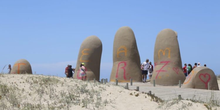 Una trentenne ha scritto 'Ti Amo CR7' sull'iconica scultura