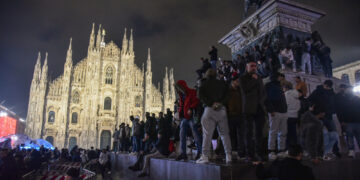 'Trascinata da fiume di uomini'.Anche un'italiana denuncia abusi