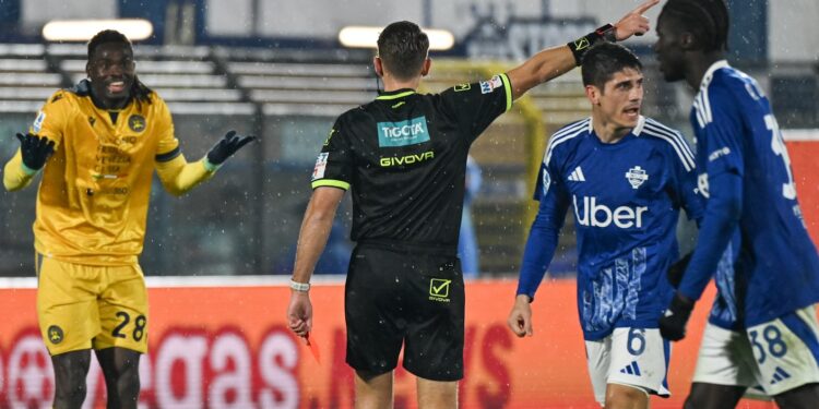 Alessio Iovine, sulla destra, nei concitati momenti dell'espulsione di Solet (foto Roberto Colombo)