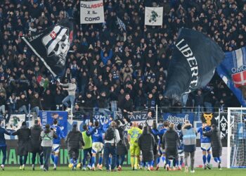 Gli azzurri sotto la curva (foto Roberto Colombo)