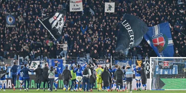 Gli azzurri sotto la curva (foto Roberto Colombo)