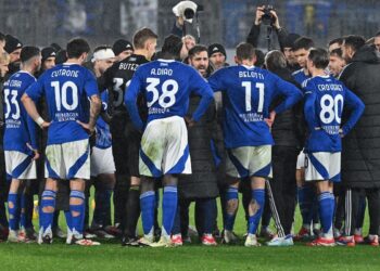 Fabregas parla ai suoi giocatori al termine del match (foto Roberto Colombo)