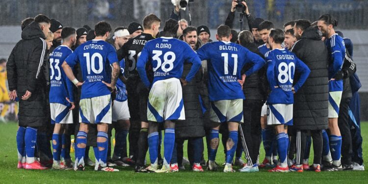 Fabregas parla ai suoi giocatori al termine del match (foto Roberto Colombo)