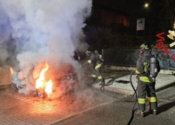 auto in fiamme a Comoa