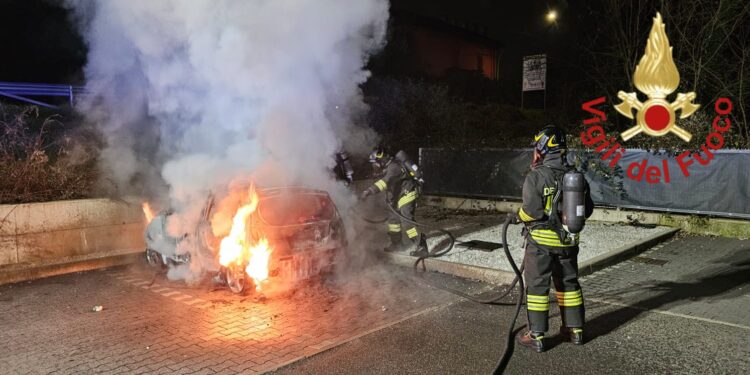 auto in fiamme a Comoa