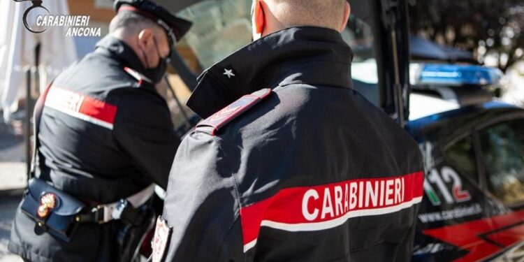 I carabinieri di Ancona lo fermano mentre tenta la fuga