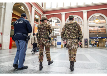 Intervento polizia ed esercito dopo segnalazione del capotreno