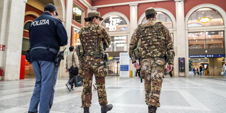 Intervento polizia ed esercito dopo segnalazione del capotreno