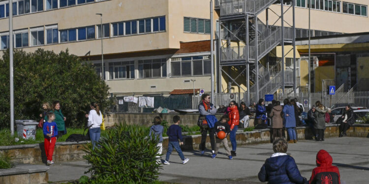 Alla scuola elementare. Dal 25 febbraio per medie e superiori