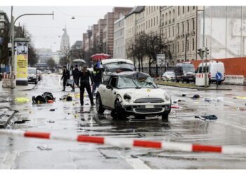 L'immagine di auto contro la folla: 'Che aspetti? Colpisci!'