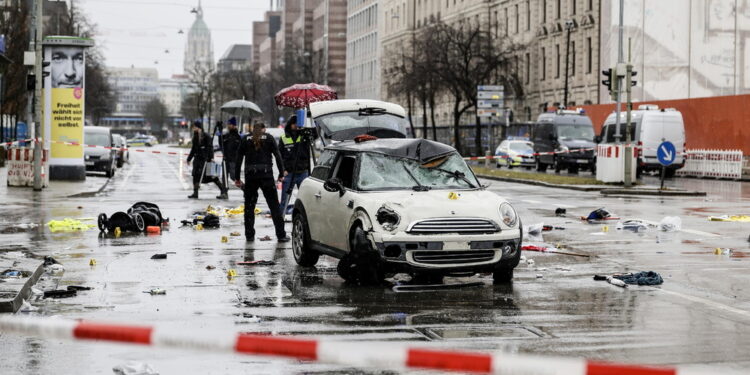 L'immagine di auto contro la folla: 'Che aspetti? Colpisci!'