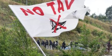 Lancio di fuochi d'artificio e incendio a un gruppo elettrogeno