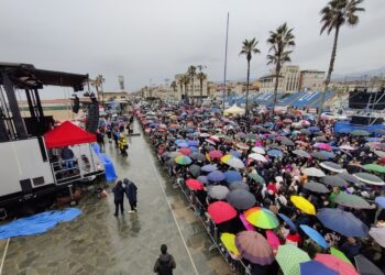 Tanta gente per il concerto e l'alzabandiera della Burlamacca