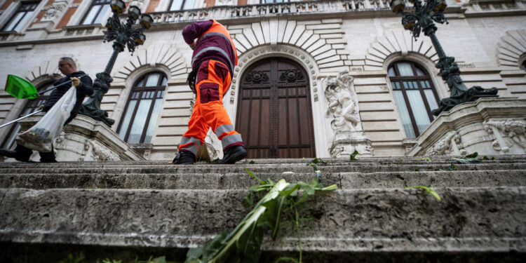 Frutta e verdura lanciate fuori Camera