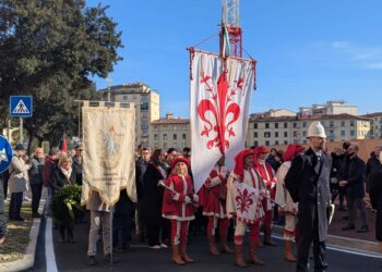 Cerimonia silenziosa e un lungo applauso ad un anno da tragedia