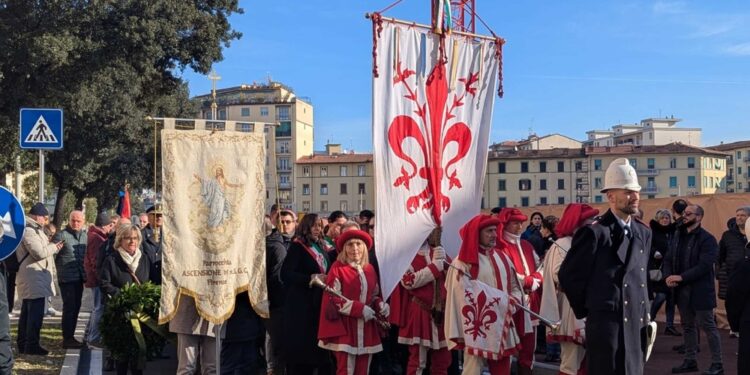 Cerimonia silenziosa e un lungo applauso ad un anno da tragedia