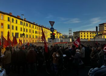 Minuto silenzio e lungo applauso