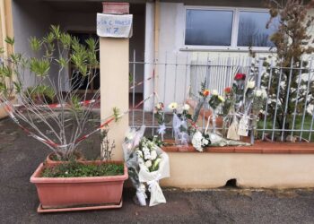 Davanti alla casa teatro femminicidio lasciati mazzi di fiori