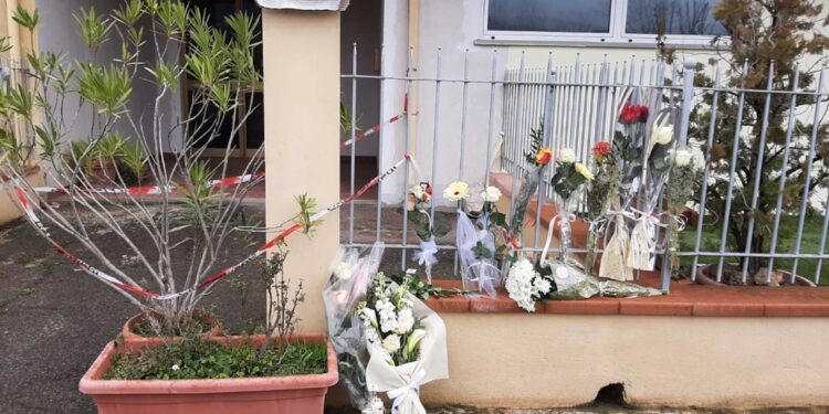 Davanti alla casa teatro femminicidio lasciati mazzi di fiori