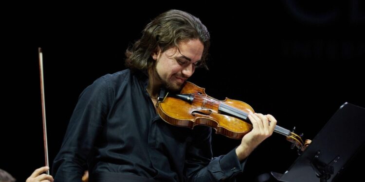 Il violinista italiano sul palco della Dubai Opera