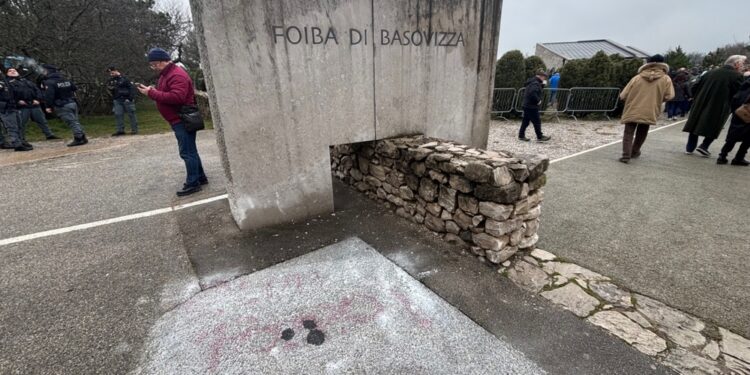 Accesso al monumento presidiato dalle forze dell'ordine