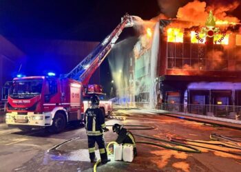 Vigili del fuoco e polizia al lavoro nello stabilimento