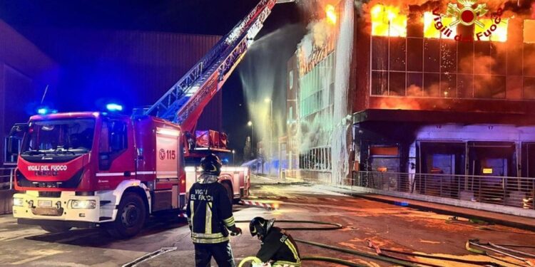 Vigili del fuoco e polizia al lavoro nello stabilimento