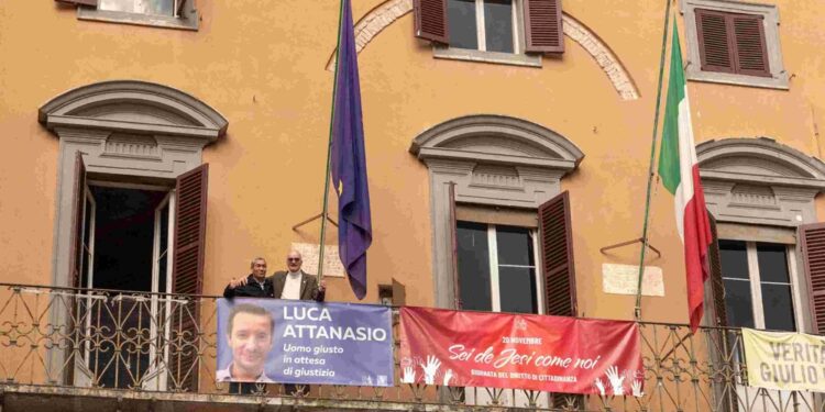 Striscione a palazzo comunale per quarto anniversario omicidio