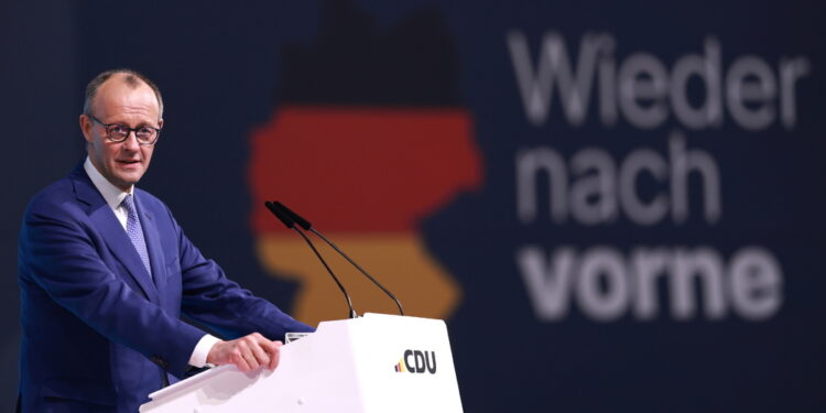 Parole del leader Cdu al congresso accolte con un'ovazione