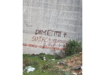 Scritte intimidatorie e croci su cabina elettrica a Orgosolo