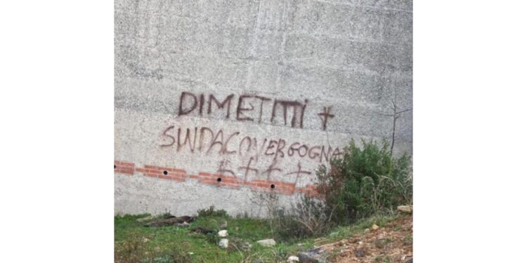 Scritte intimidatorie e croci su cabina elettrica a Orgosolo