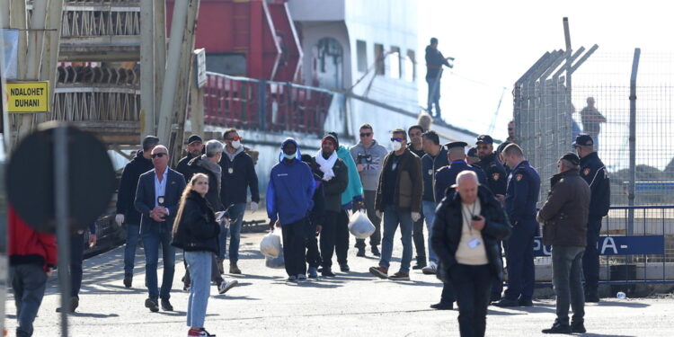 Richiedenti asilo a bordo motovedetta della Guardia di costiera