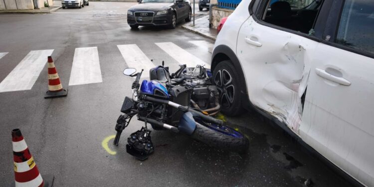 Il giovane è deceduto pochi minuti dopo l'arrivo in ospedale