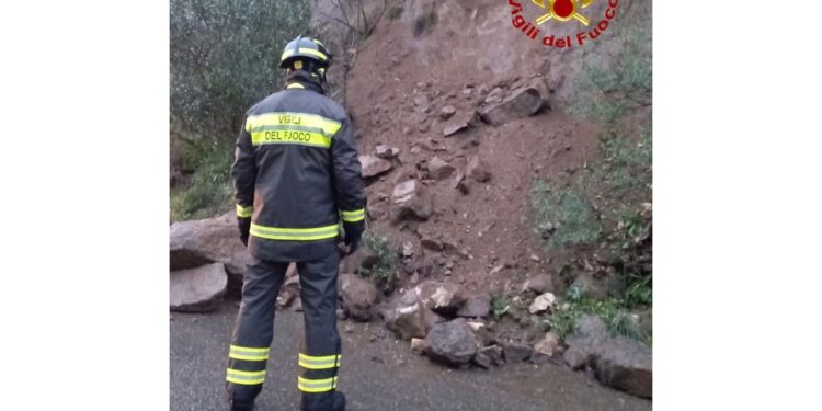 Una strada chiusa per uno smottamento nel Nuorese