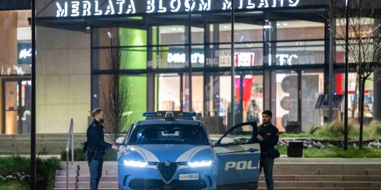 L'aggressione ieri sera fuori da un centro commerciale