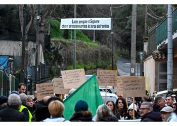 Cittadini danno l'allarme via chat. Oggi corteo: 'più sicurezza'