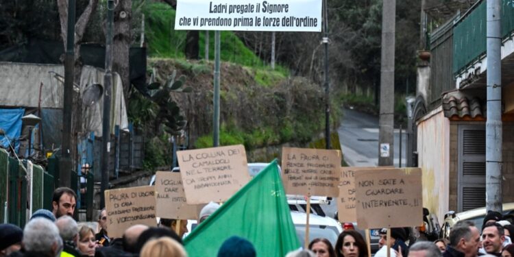 Cittadini danno l'allarme via chat. Oggi corteo: 'più sicurezza'