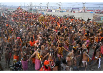 Continua l'enorme afflusso al festival indù del Kumbh Mela