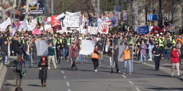 Uno dei ponti sul Danubio ancora bloccato