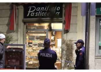 Colpi d'arma da fuoco in un panificio in piazzale Gambara