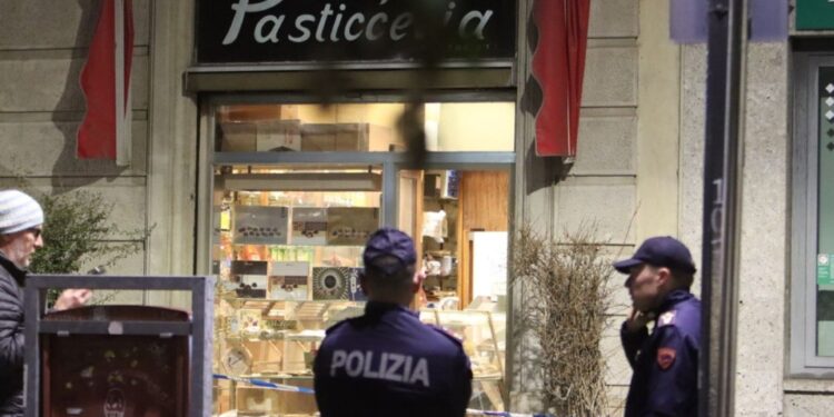 Colpi d'arma da fuoco in un panificio in piazzale Gambara