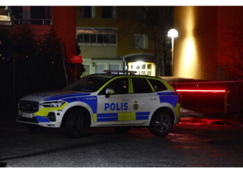 La polizia circonda l'edificio