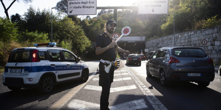 L'investimento su via Laurentina. Al volante uomo di 72 anni